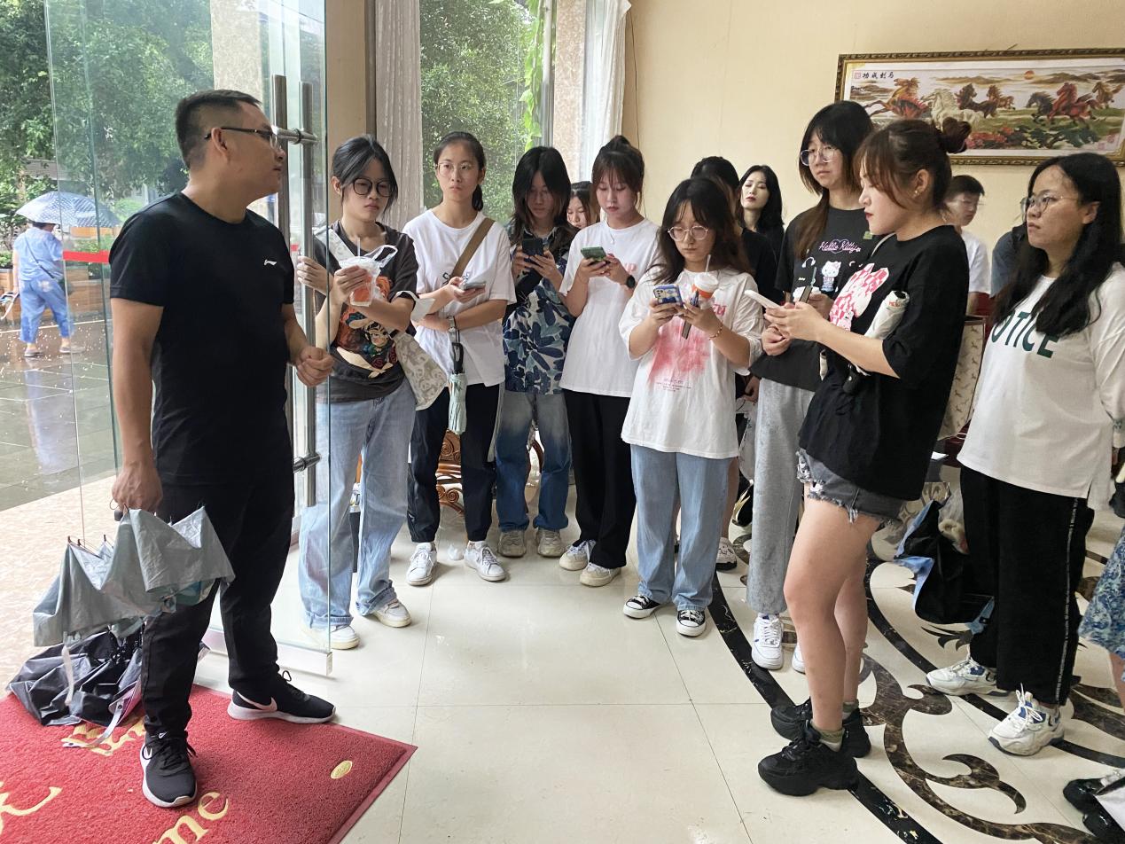 老师指导员工古村落调研