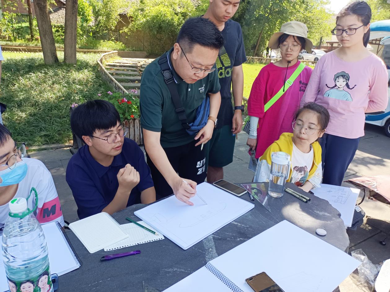 老师指导员工美术写生